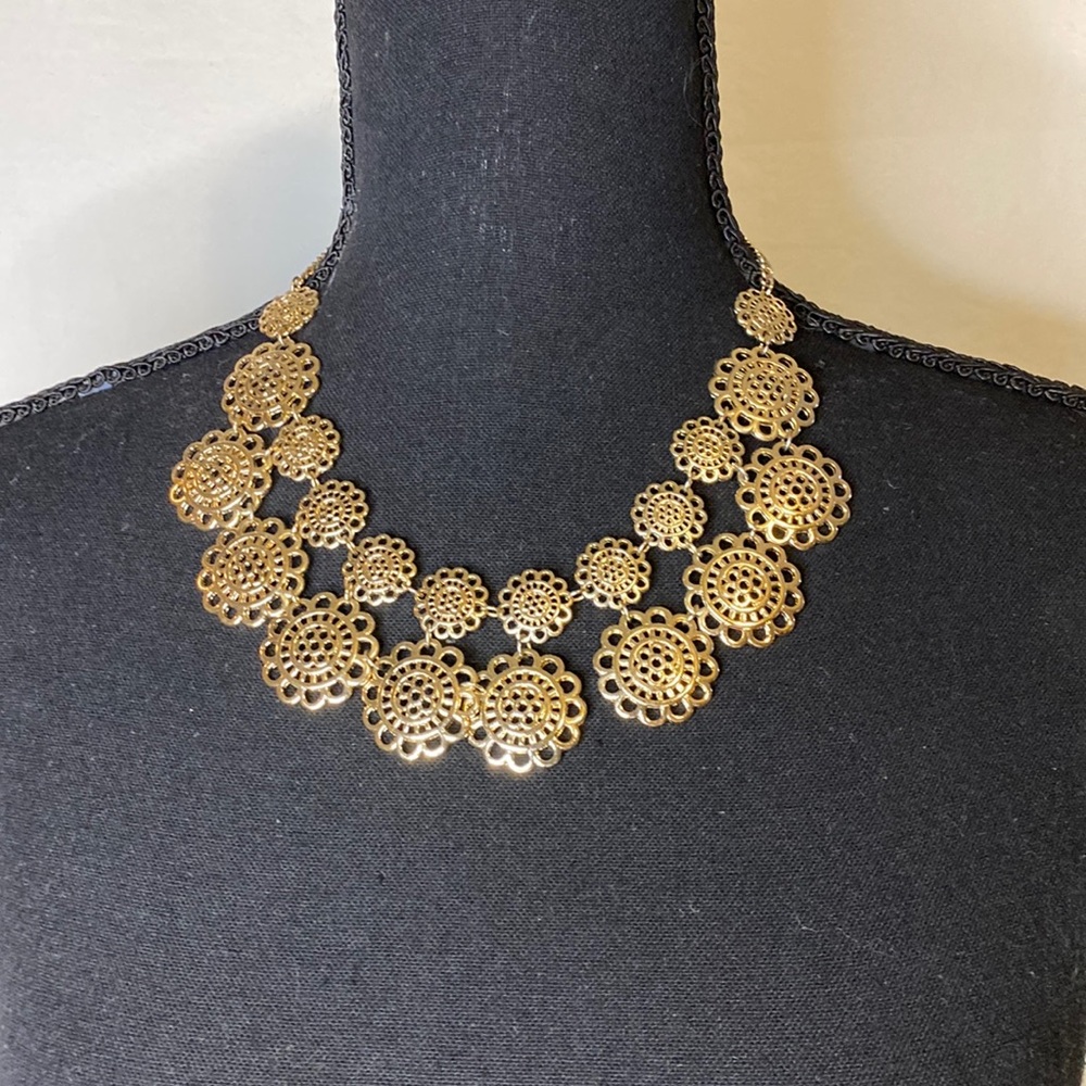 ✨3/$15✨Gold thick flower necklace